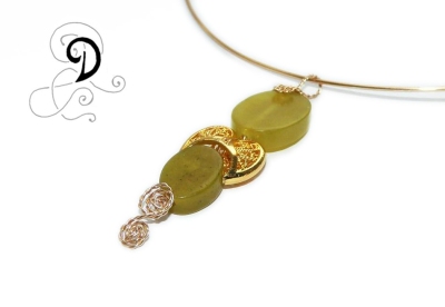 colier aurit bijuterii handmade jewelry gold plated necklace pandantiv placat cu aur pietre semipretioase jadeit african verde crud